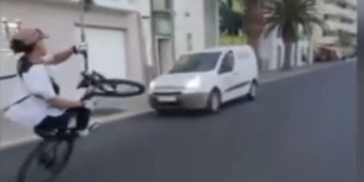 Video shows young cyclists riding dangerously in Arrecife