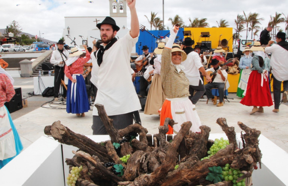 Yaiza comes together for Día de Canarias