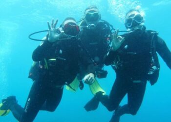 Young people go diving in Playa Blanca