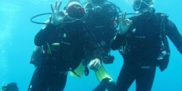 Young people go diving in Playa Blanca