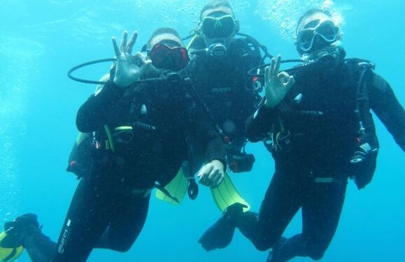 Young people go diving in Playa Blanca
