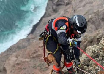 Trapped dog rescued on Famara cliffs