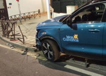 Driver loses control and crashes into fence in Puerto del Carmen