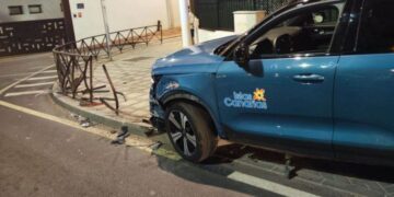 Driver loses control and crashes into fence in Puerto del Carmen