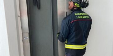 Two people trapped in an elevator in Costa Teguise