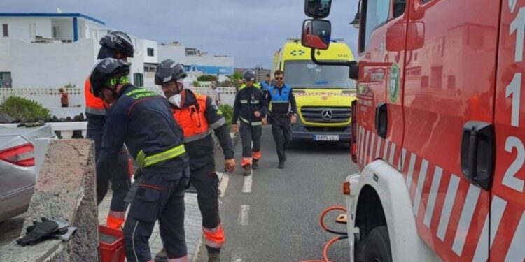 Elderly man trapped after car accident in Haría
