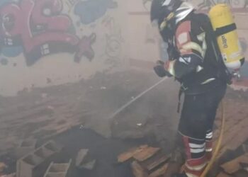 Fire in abandoned squash court in Playa Blanca