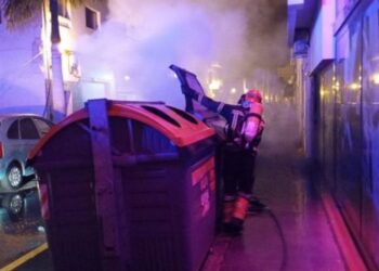 Firefighters extinguish rubbish container fire in Arrecife