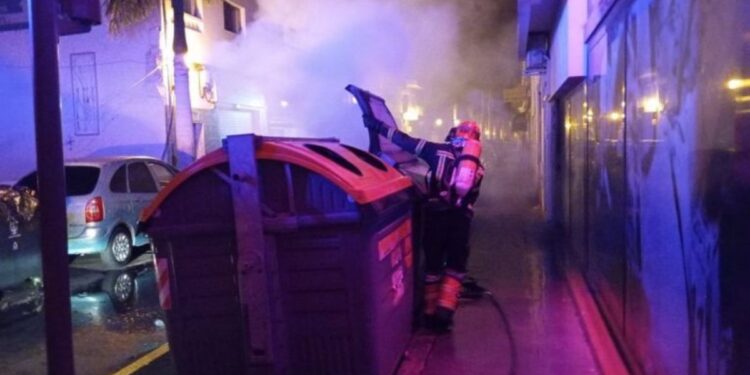 Firefighters extinguish rubbish container fire in Arrecife