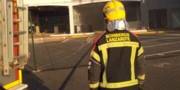 Fire at abandoned petrol station in Arrecife