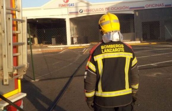 Fire at abandoned petrol station in Arrecife