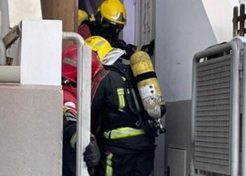 Firefighters extinguish fire in squat