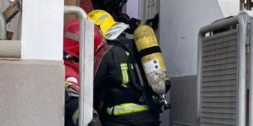 Firefighters extinguish fire in squat