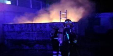 Firefighters extinguish skip fire