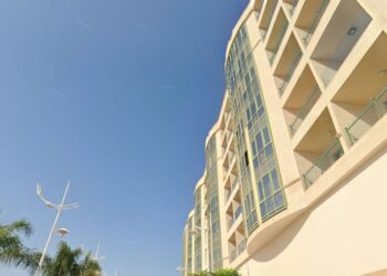 Fire fighters secure falling debris from building in Arrecife