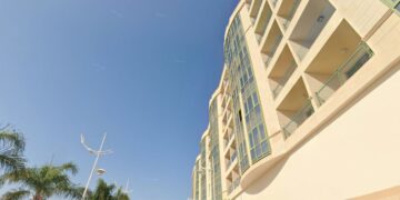 Fire fighters secure falling debris from building in Arrecife