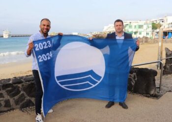 Blue flags raised in Playa Blanca and Puerto Calero
