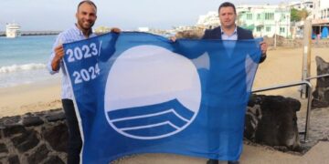 Blue flags raised in Playa Blanca and Puerto Calero