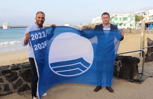 Blue flags raised in Playa Blanca and Puerto Calero