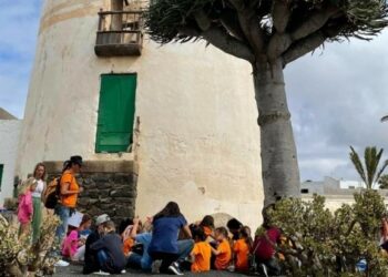Tías youngsters learn how to make gofio