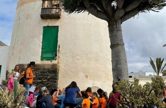 Tías youngsters learn how to make gofio
