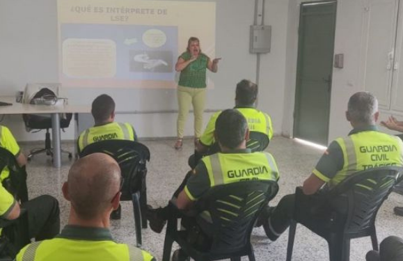 The Guardia Civil receive training to communicate with the hearing impaired