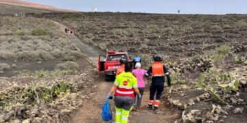 Tourist rescued after fall at Volcán de La Corona