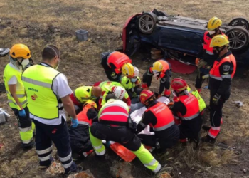 Injured as car overturns in Conil