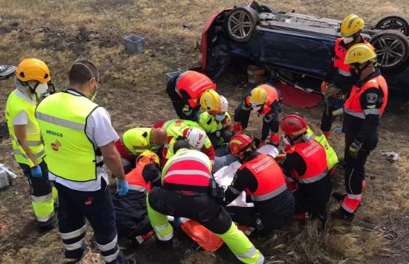 Injured as car overturns in Conil