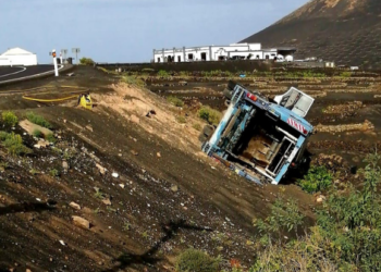 Rubbish lorry crashes in La Geria