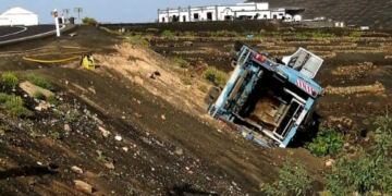 Rubbish lorry crashes in La Geria