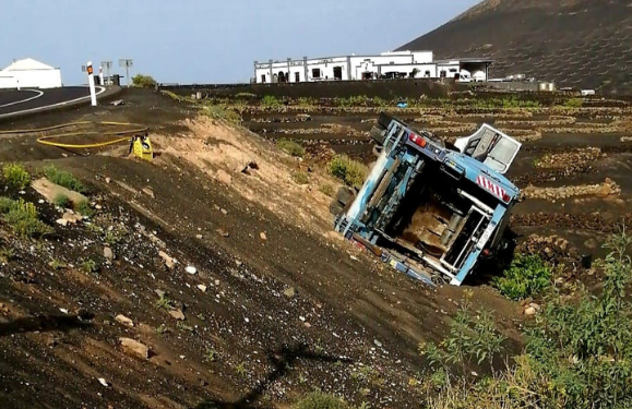 Rubbish lorry crashes in La Geria