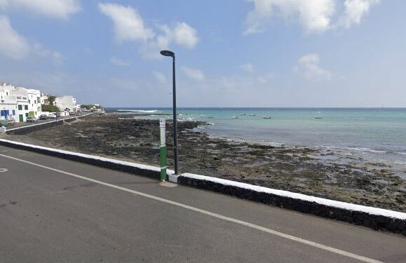 Patera arrives at Las Caletas