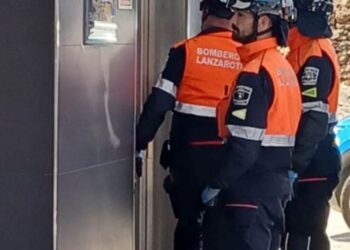 Group of people trapped in a lift in Puerto del Carmen LIDL
