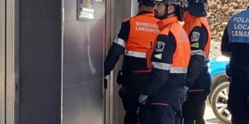 Group of people trapped in a lift in Puerto del Carmen LIDL