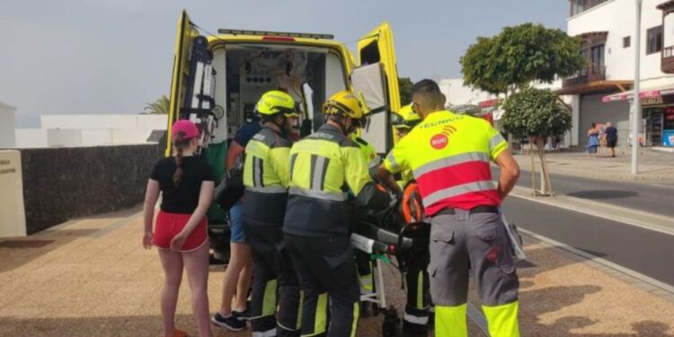 Man rescued after suffering a fall on a beach in Puerto del Carmen