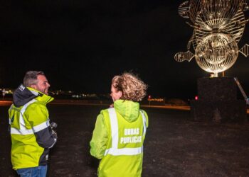 Manrique’s Fobos wind toy illuminated for the first time