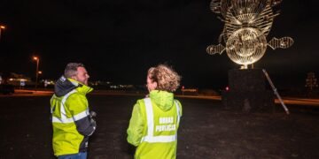 Manrique’s Fobos wind toy illuminated for the first time