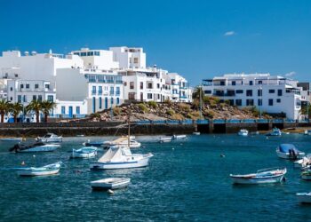 Airport attacker flees Lanzarote