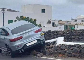 Mercedes crashes into wall in Uga