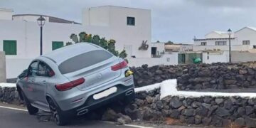 Mercedes crashes into wall in Uga