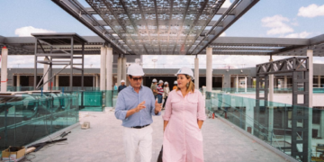Mayor of Arrecife visits new shopping centre
