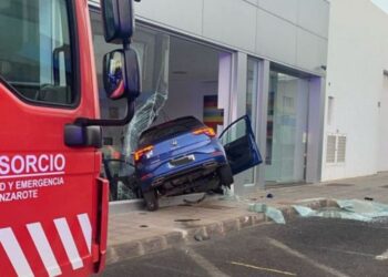 Car crashes into Orvecame in Playa Honda