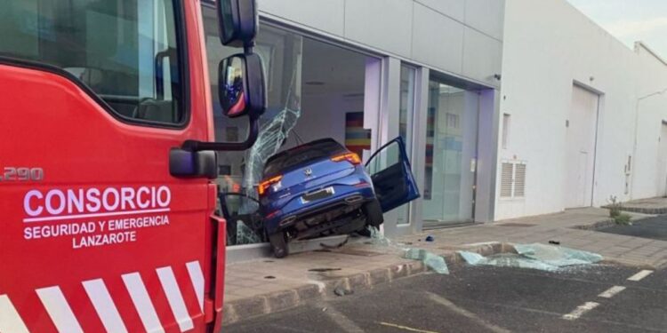 Car crashes into Orvecame in Playa Honda