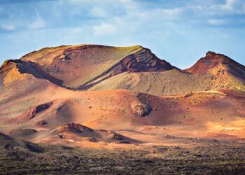 Video captures toursits climbing volcanoes at Timanfaya