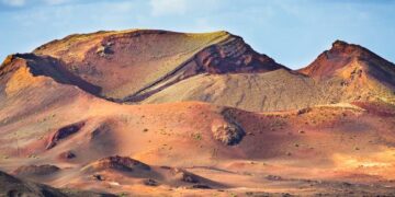 Video captures toursits climbing volcanoes at Timanfaya