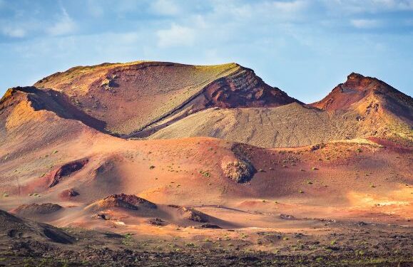 Video captures toursits climbing volcanoes at Timanfaya