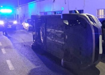 Car overturns in Arrecife