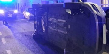 Car overturns in Arrecife