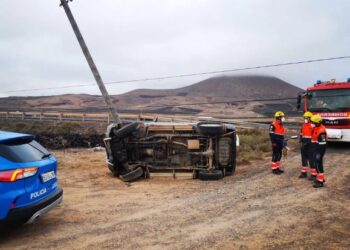 Driver abandons overturned vehicle